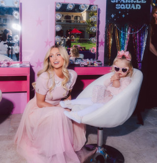 Пэрис Хилтон с дочерью. Фото: Instagram (Запрещён в РФ) @parishilton