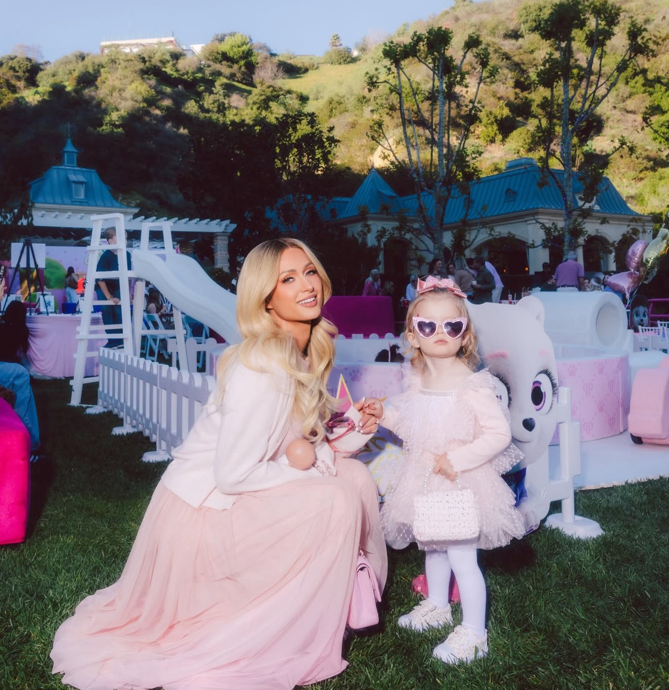 Пэрис Хилтон с дочерью. Фото: Instagram (Запрещён в РФ) @parishilton